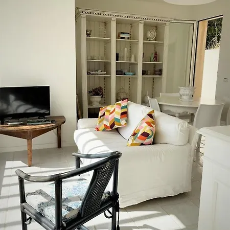 Bright House Near Chia Санта-Маргерита-ди-Пула